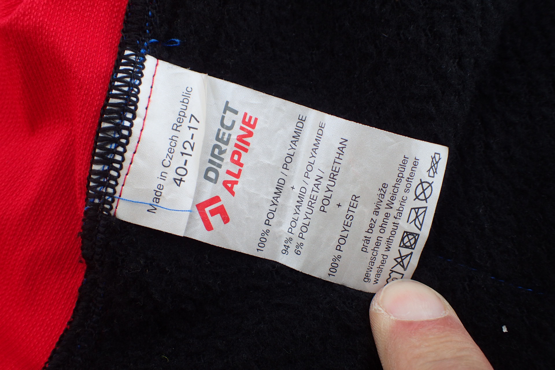 Detail vnitřní etikety Direct Alpine Alpha Jacket.