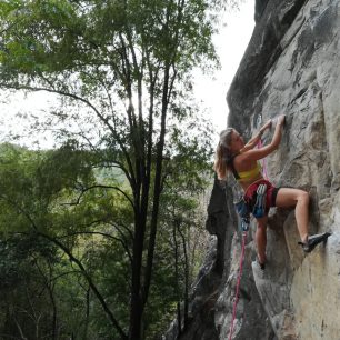Lezecká oblast Crazy Horse Buttress v Thajsku je vápencová a má cesty od 5 po 8b.
