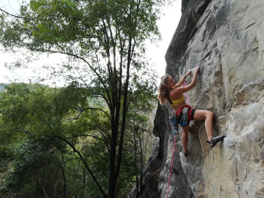 Lezecká oblast Crazy Horse Buttress v Thajsku je vápencová a má cesty od 5 po 8b.