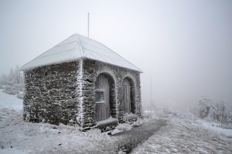 Útulna Jelení studánka pod Jelením hřbetem.