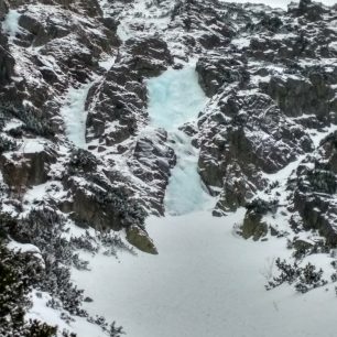 Pohled na První led, vlevo vyledněný žlab