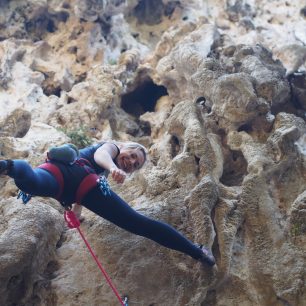 V Thakheku je spousta cest od obtížnosti 4 do 8b, kolmé i převislé, po krápnících i lištách a vše je dobře jištěné jako v jiných sportovních oblastech na vápně.