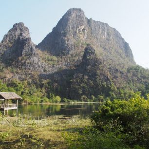 V Thakheku je spousta cest od obtížnosti 4 do 8b, kolmé i převislé, po krápnících i lištách a vše je dobře jištěné jako v jiných sportovních oblastech na vápně.