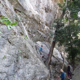 V Thakheku je spousta cest od obtížnosti 4 do 8b, kolmé i převislé, po krápnících i lištách a vše je dobře jištěné jako v jiných sportovních oblastech na vápně.