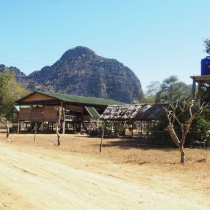 V Thakheku je spousta cest od obtížnosti 4 do 8b, kolmé i převislé, po krápnících i lištách a vše je dobře jištěné jako v jiných sportovních oblastech na vápně.