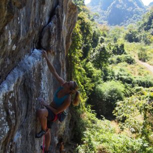 V Thakheku je spousta cest od obtížnosti 4 do 8b, kolmé i převislé, po krápnících i lištách a vše je dobře jištěné jako v jiných sportovních oblastech na vápně.