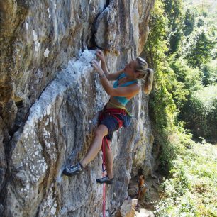V Thakheku je spousta cest od obtížnosti 4 do 8b, kolmé i převislé, po krápnících i lištách a vše je dobře jištěné jako v jiných sportovních oblastech na vápně.