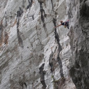 Lezecká oblast Pha Tang u města Vang Vieng nabízí dobře jištěné cesty v rozptylu od 6a do 8a.