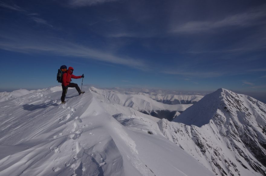 Vezměte si sněžnice, cepín a mačky – terén není vhodný ani pro skialpy, ani pro hrdinství jen v pohorkách.