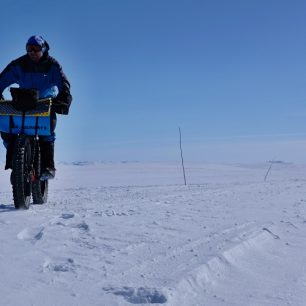 Zimní bikepacking je ohledně vybavení neúprosný a nepřipravenost se nevyplácí. Na objemné zimní vybavení není moc místa a s hmotností je třeba šetřit.