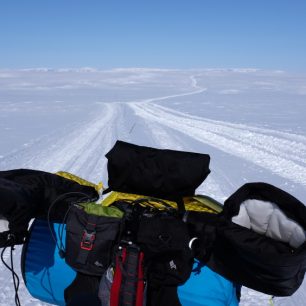 Zimní bikepacking je ohledně vybavení neúprosný a nepřipravenost se nevyplácí. Na objemné zimní vybavení není moc místa a s hmotností je třeba šetřit.