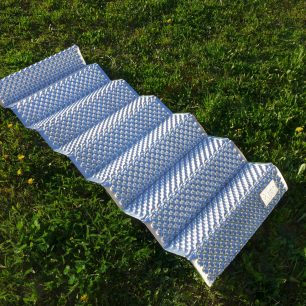 Výhodou pěnových karimatek je větší mechanická odolnost a delší životnost. Yate Wave Alu.