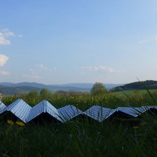 Výhodou pěnových karimatek je větší mechanická odolnost a delší životnost. Yate Wave Alu.