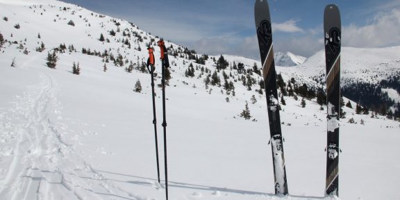 Lyže K2 Wayback 96 – černá univerzálka na pláně i do strmých žlabů