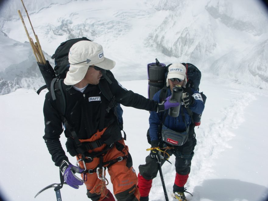 Horolezec Radek Jaroš vozí na expedice karimatky Yate už dlouhá léta - Čo Oju 2004.