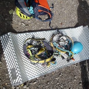 Výhodou pěnových karimatek je větší mechanická odolnost a delší životnost. Yate Wave Alu.