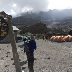 Třetí den výstupu na Kilimandžáro se nocuje u chaty Kibo hut ve výšce 4720 m.