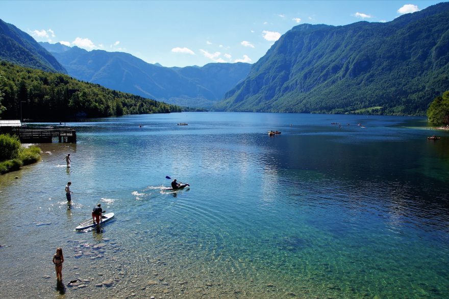 Jezero Bohinj je největším jezerem Slovinska a leží v srdci Julských Alp.