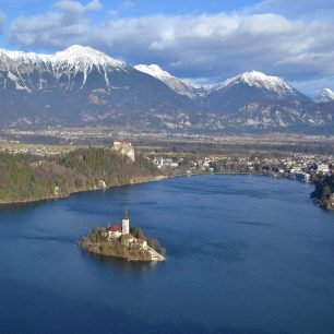 Jezeru Bled dominuje malebný ostrůvek s kostelíkem a výhledy na hraniční hřeben Karavanek.