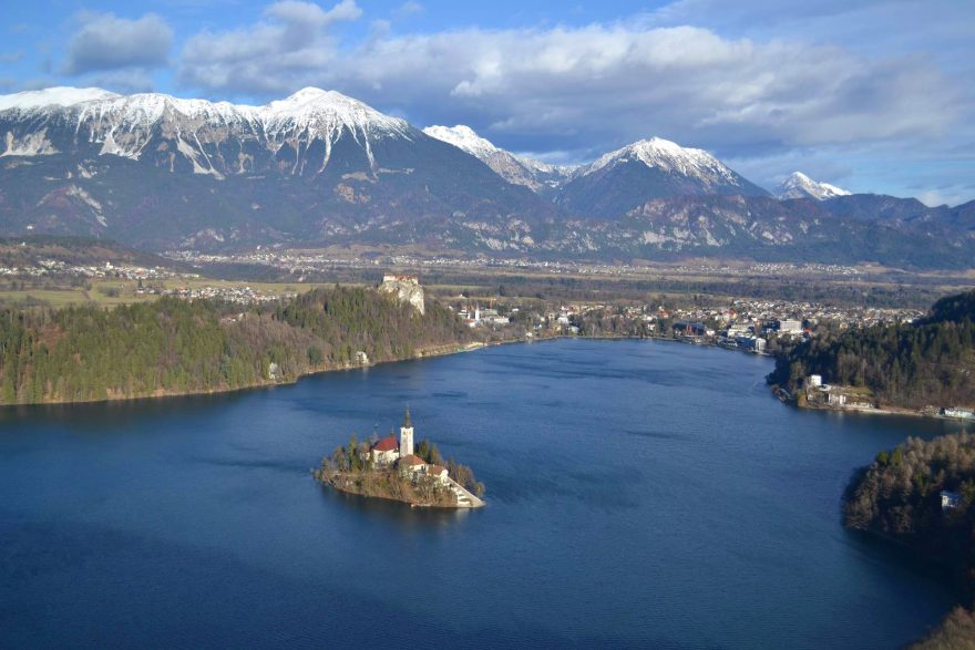 Jezeru Bled dominuje malebný ostrůvek s kostelíkem a výhledy na hraniční hřeben Karavanek.