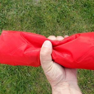 Výhodou nafukovacích karimatek je menší objem po sbalení. YATE Scout