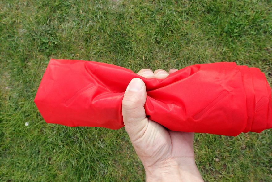 Výhodou nafukovacích karimatek je menší objem po sbalení. YATE Scout