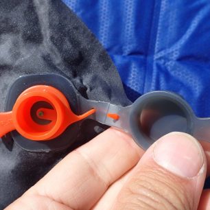 ventil REVERSE je opatřený membránou proti unikání vzduchu při nafukování.