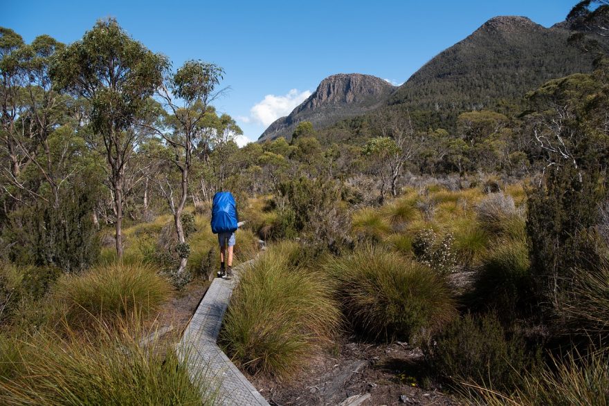 Putování po Tasmania Overland Tracku vede kolem zubatých skalních štítů, průzračných jezer a přes divoká rašeliniště.