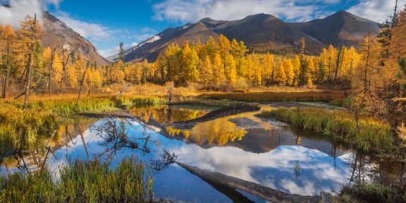Horské treky podzimní Sibiří: projděte se v okolí Bajkalu a srdcem Sajan