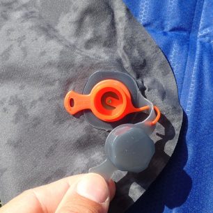 ventil REVERSE je opatřený membránou proti unikání vzduchu při nafukování.