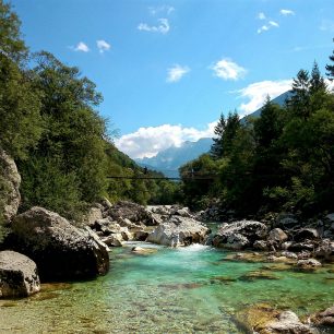 Údolí smaragdové řeky Soči v Julských Alpách je centrem pro rafting, canyoning, ale i pěší a cyklistické výlety.