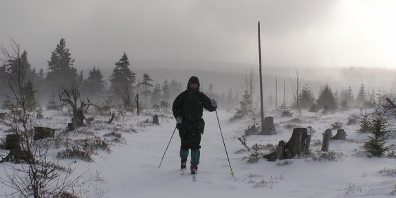 Backcountry lyže a další vybavení: jak na zimní turistiku na lyžích