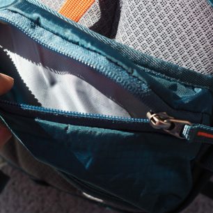 Druhá kapsička na bederním pásu, tato je z pevného materiálu.