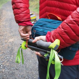 Pro připínání a snímání hůlek z ledvinky budete potřebovat trochu cviku.