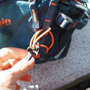 Gumička s plastovým háčkem na připevnění trekových holí.