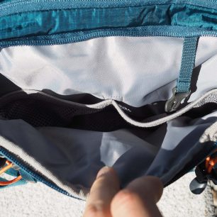 Kapsička s organizérem a karabinkou na klíče.