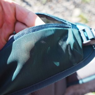 Kapsička z pružné síťoviny na bederním pásu.