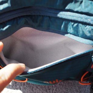 Měkká kapsa na telefon nebo sluneční brýle.