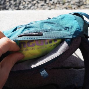 Pláštěnka má žlutou fosforeskující barvu.