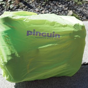 Pláštěnka se dá přetáhnout i přes láhve v postranních síťkách.