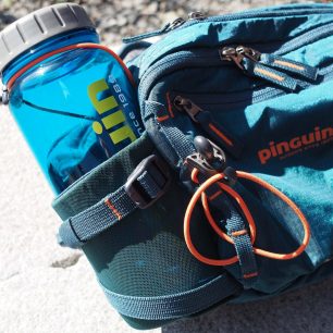 Pro fixaci láhve v boční síťce slouží gumička, která se přetahuje přes hrdlo láhve.