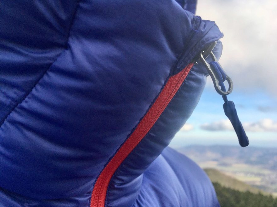 Detail táhla zipu bundy Marmot Hype Down Hoody