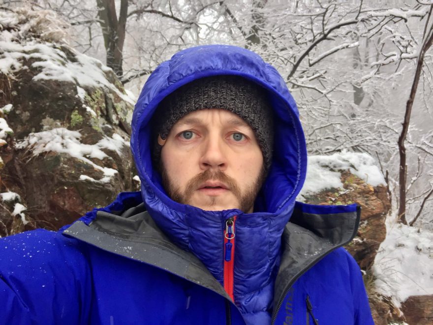 Kapuce bundy Marmot Hype Down Hoody je velmi prostorná