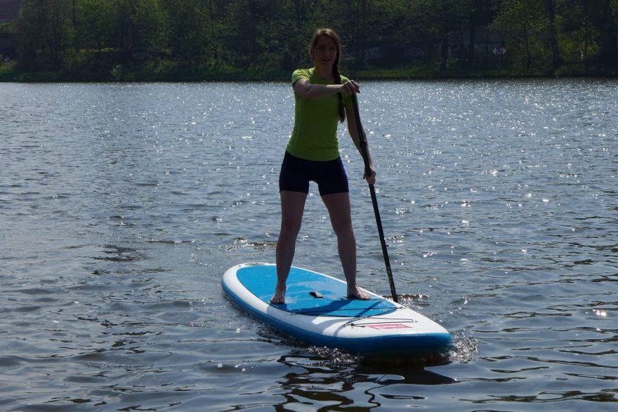 Dámské funkční triko s krátkým rukávem a šortky z bambusové viskózy při testování na paddle boardu.