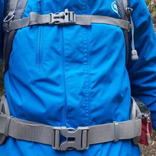 Detail na hrudní a bederní pás a jeho zapínání - batoh Highlander 35+5 l