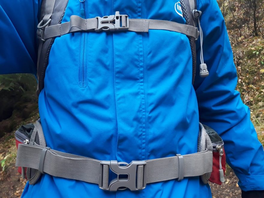Detail na hrudní a bederní pás a jeho zapínání - batoh Highlander 35+5 l