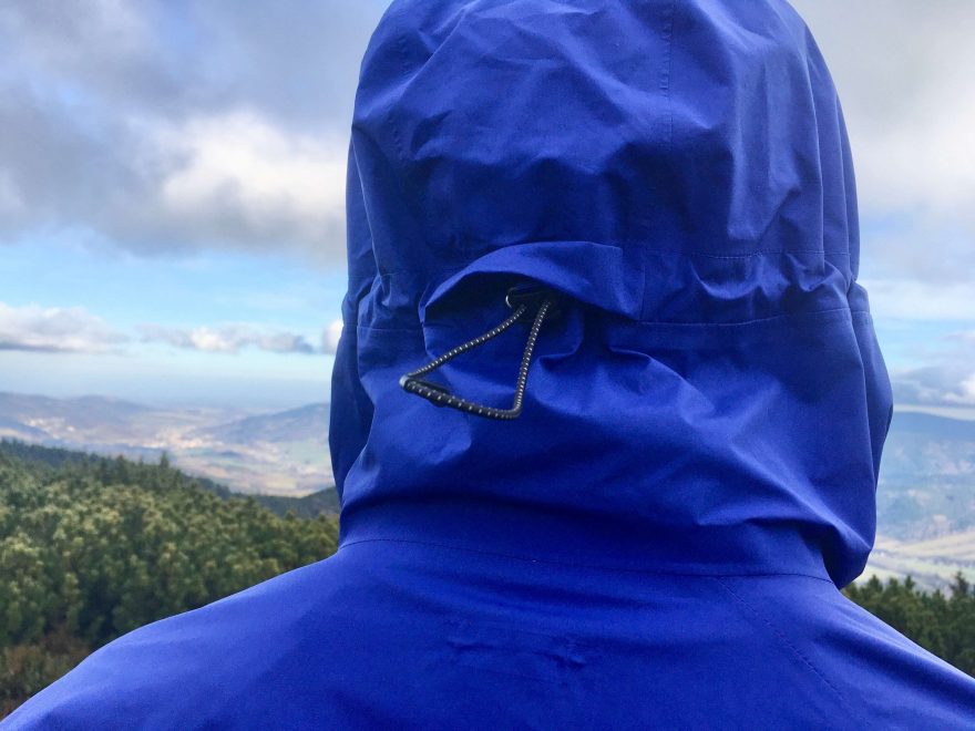 Detail regulace kapuce bundy Marmot Knife Edge.