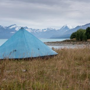 Najdi si výše položené místo, kde pofukuje vítr, a otevři ventilaci stanu. Cirkulace vzduchu udržuje stěny stanu teplejší, což zamezuje srážení výparů z vlhkého vybavení a dechu na tropiku.