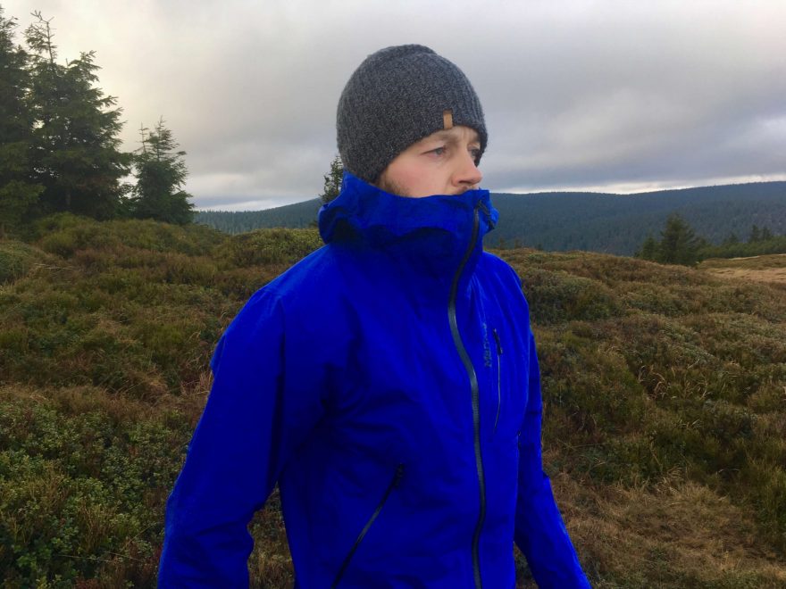 Krytí brady s bundou Marmot Knife Edge.