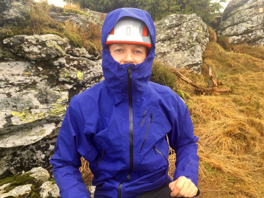 Pod kapuci bundy Marmot Knife Edge umístíte i lezeckou helmu.